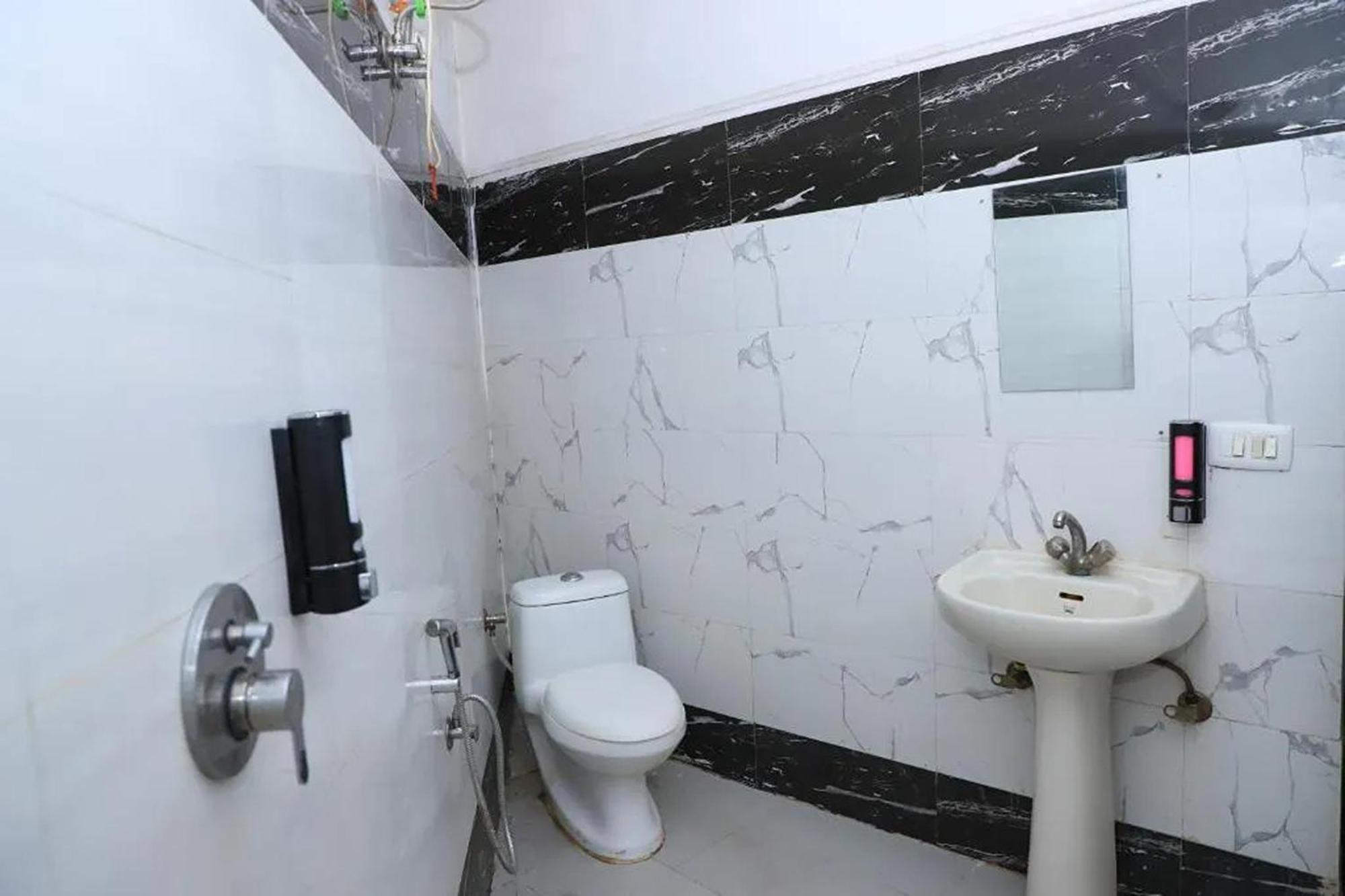 Hotel Global Inn By Quality Inn 新德里 外观 照片